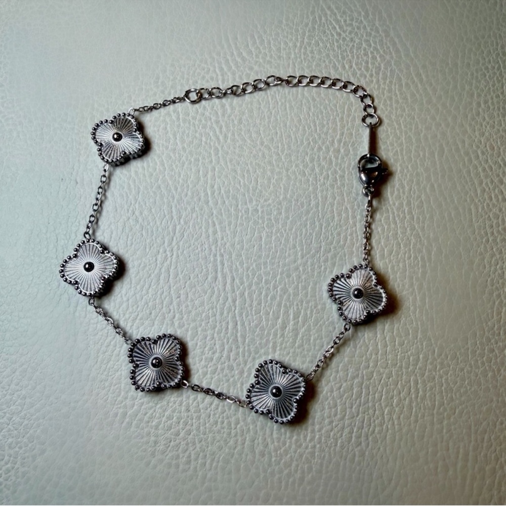 Silver 5 Clover Motif Bracelet